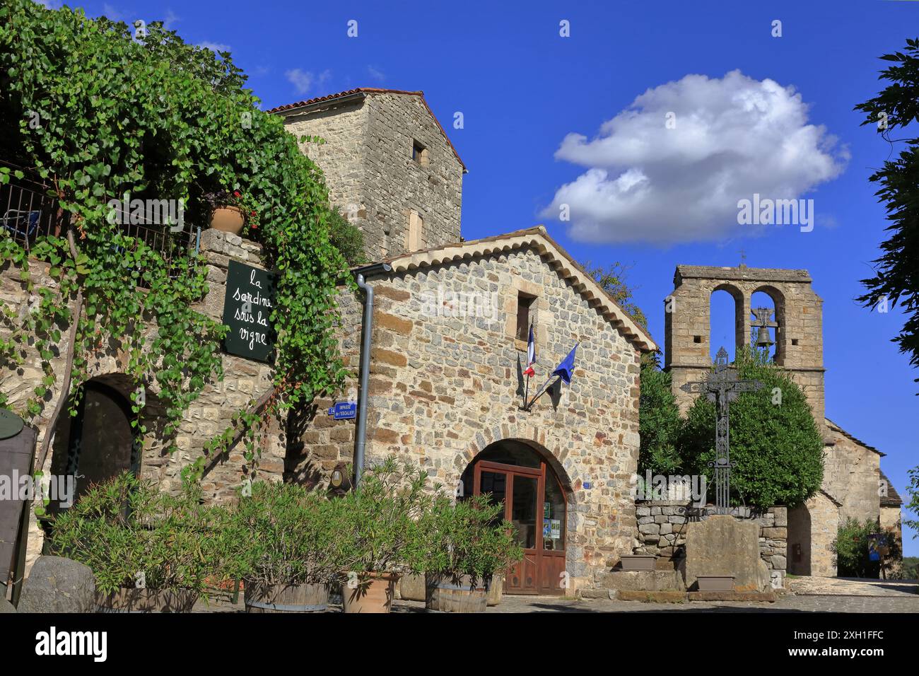 Frankreich, Ardèche, Naves, Village de caractère de l'Ardèche, Centre vieux Village, Place de l'église Stockfoto