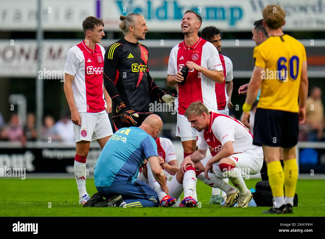 OLDEBROEK, NIEDERLANDE - 9. JULI: AFC Ajax Torhüter Remko Pasveer interagiert mit Jordan Henderson vom AFC Ajax während des Freundschaftsspiels in der Vorsaison Stockfoto