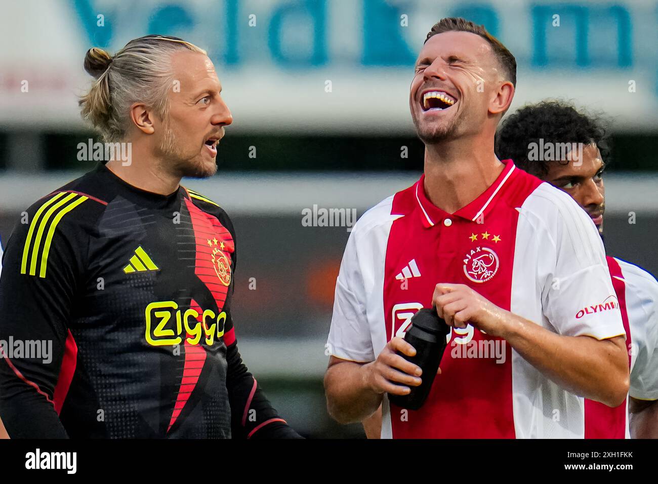 OLDEBROEK, NIEDERLANDE - 9. JULI: AFC Ajax Torhüter Remko Pasveer interagiert mit Jordan Henderson vom AFC Ajax während des Freundschaftsspiels in der Vorsaison Stockfoto