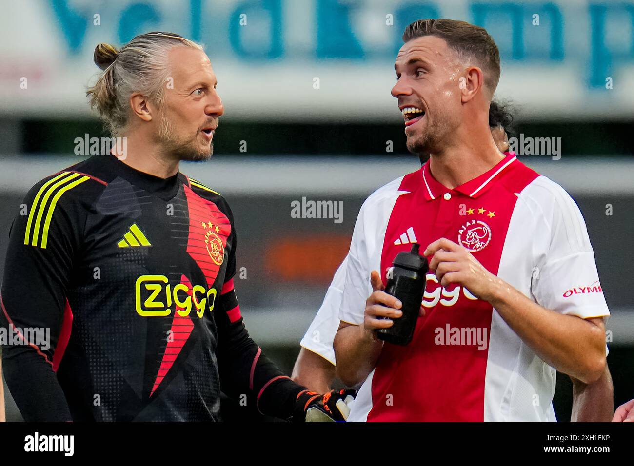 OLDEBROEK, NIEDERLANDE - 9. JULI: AFC Ajax Torhüter Remko Pasveer interagiert mit Jordan Henderson vom AFC Ajax während des Freundschaftsspiels in der Vorsaison Stockfoto