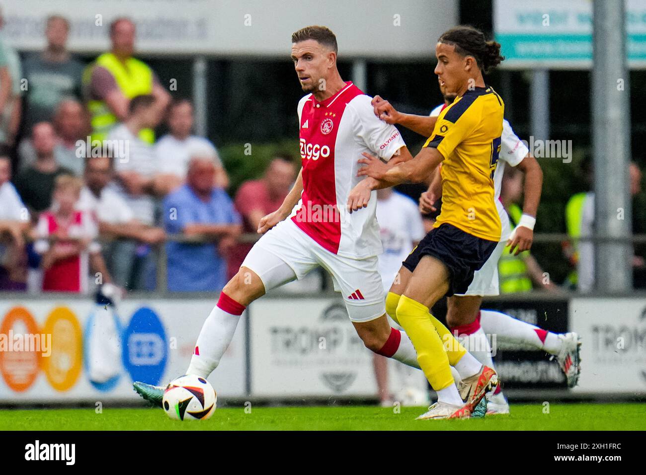 OLDEBROEK, NIEDERLANDE – 9. JULI: Jordan Henderson vom AFC Ajax dribbelt mit dem Ball während des Vorsaison-Freundschaftsspiels im sportpark Bovenmolen auf J Stockfoto