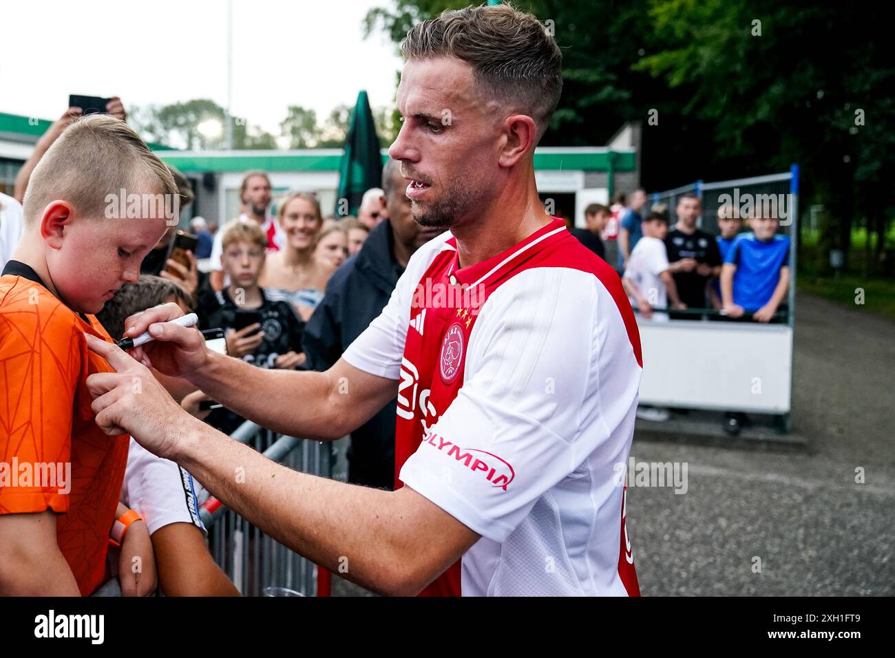 OLDEBROEK, NIEDERLANDE – 9. JULI: Jordan Henderson vom AFC Ajax unterzeichnet ein Autogramm für einen Unterstützer während des Vorsaison-Freundschaftsspiels im sportpark BOV Stockfoto