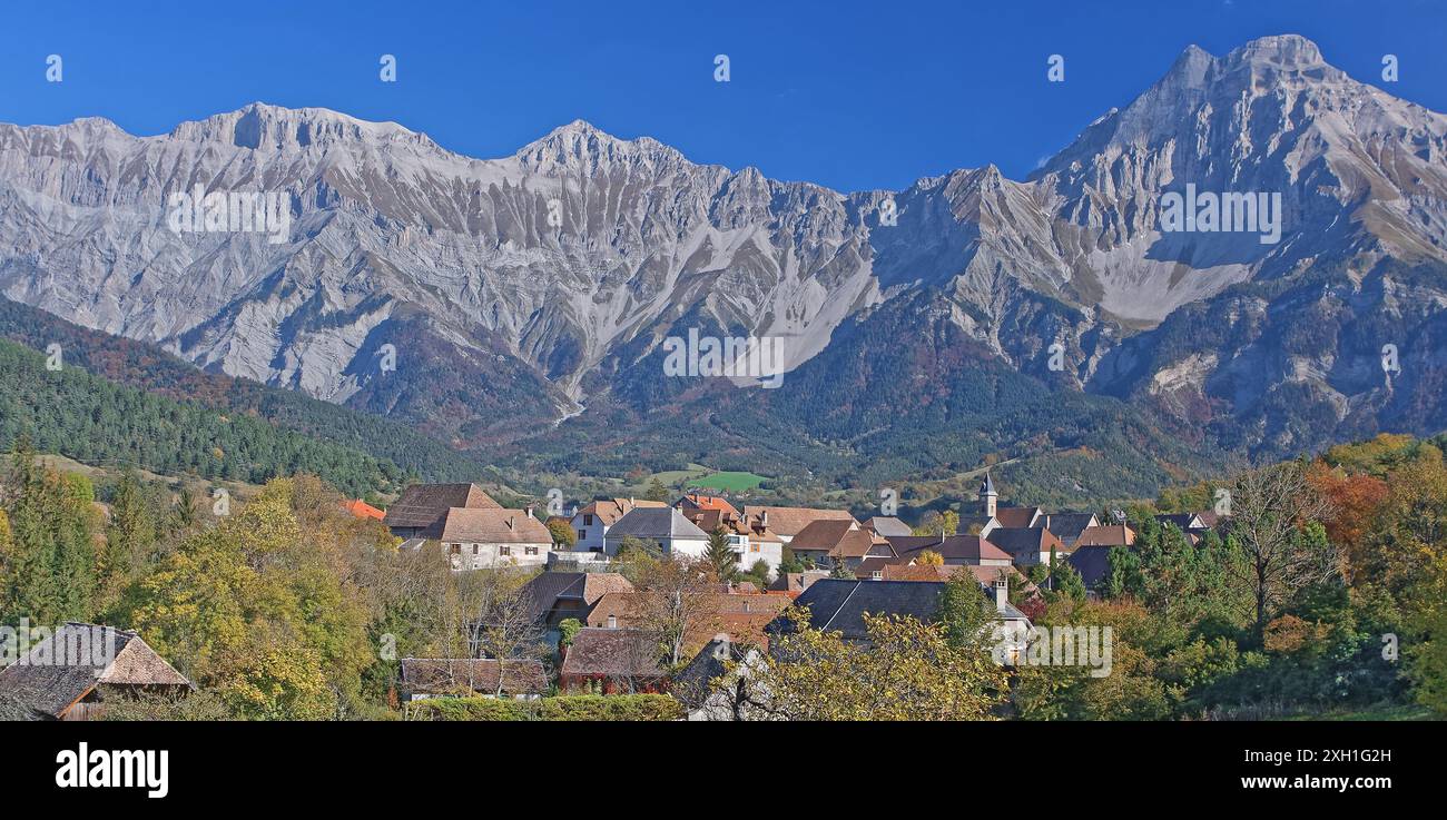 Frankreich, Departement Isère, Tréminis, Bergdorf am Fuße des Grand Ferrand und des Obiou Stockfoto