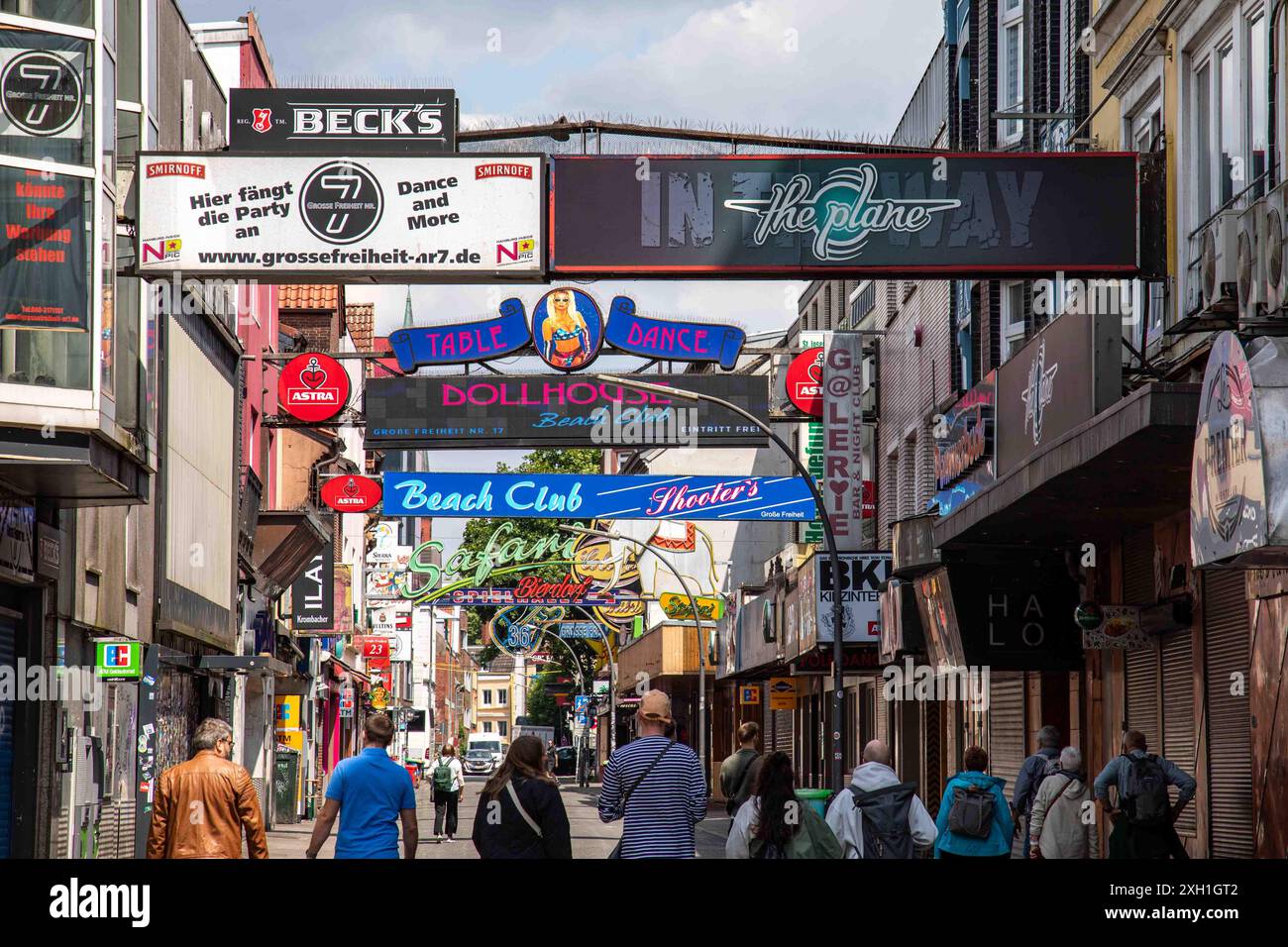Blick auf die große Freiheit tagsüber auf die Straße im Reeperbahn-Viertel im Stadtteil St. Pauli, Hamburg, Deutschland Stockfoto