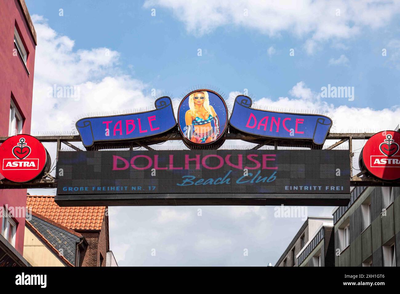 Dollhouse Beach Club-Kabinett beschildert tagsüber die große Freiheit im Reeperbahn-Gebiet von St. Pauli, Hamburg Stockfoto