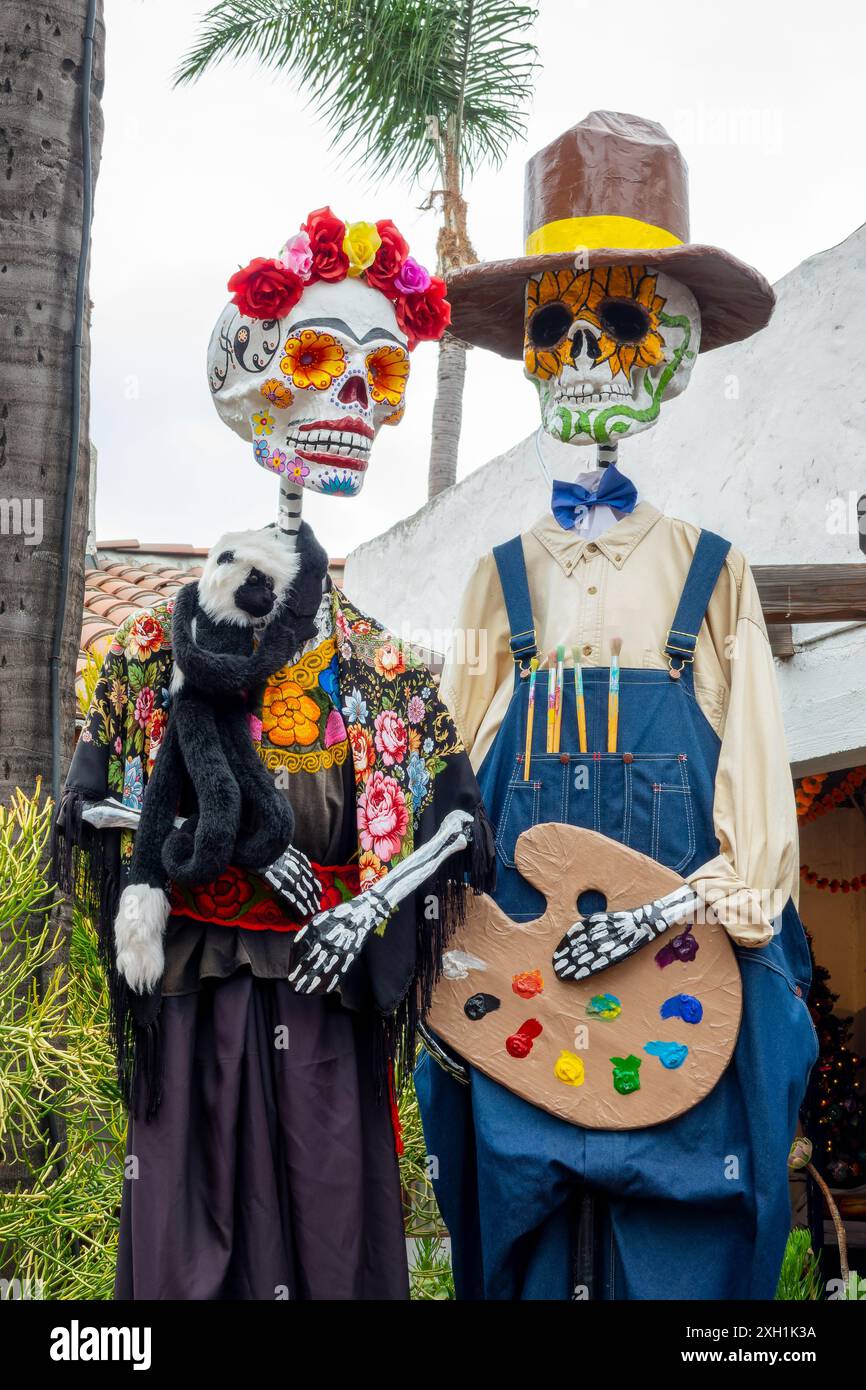 Dia de los Muertos (Tag der Toten) Skelette und Zuckerschädel, lustige Katrinas mit Kleidung, Halloween Dekor in der Altstadt von San Diego, Kalifornien Stockfoto