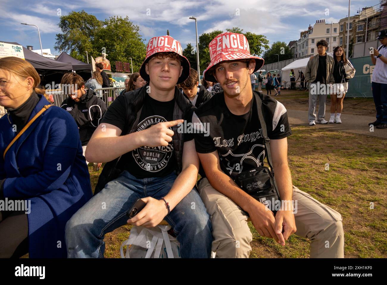 Cty of Brighton & Hove, East Sussex, Großbritannien. England Fußballfans treffen sich beim Big Screen Fan Zone Event, 4theFans, Brighton für das England gegen Niederlande Euro 24 Spiel. Juli 2024 . David Smith/Alamy Stockfoto