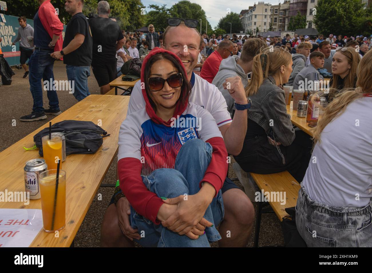 Cty of Brighton & Hove, East Sussex, Großbritannien. England Fußballfans treffen sich beim Big Screen Fan Zone Event, 4theFans, Brighton für das England gegen Niederlande Euro 24 Spiel. Juli 2024 . David Smith/Alamy Stockfoto