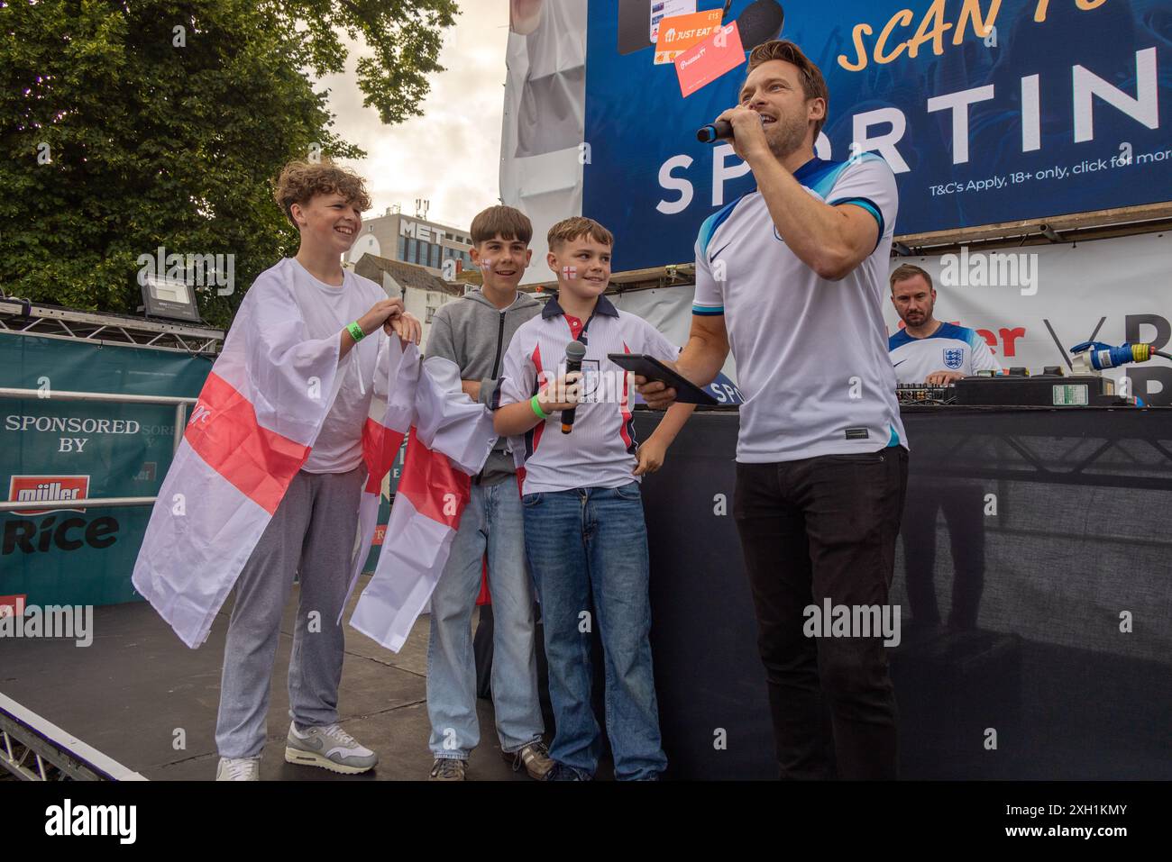 Brighton & Hove, East Sussex, Großbritannien. England Fußballfans treffen sich beim Big Screen Fan Zone Event, 4theFans, Brighton für das England gegen Niederlande Euro 24 Spiel. Juli 2024 . David Smith/Alamy Stockfoto