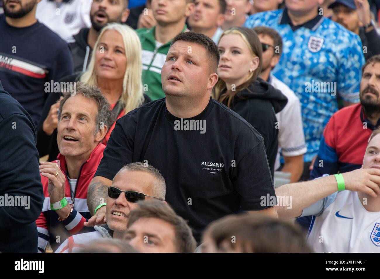 Brighton & Hove, East Sussex, Großbritannien. England Fußballfans treffen sich beim Big Screen Fan Zone Event, 4theFans, Brighton für das England gegen Niederlande Euro 24 Spiel. Juli 2024 . David Smith/Alamy Stockfoto