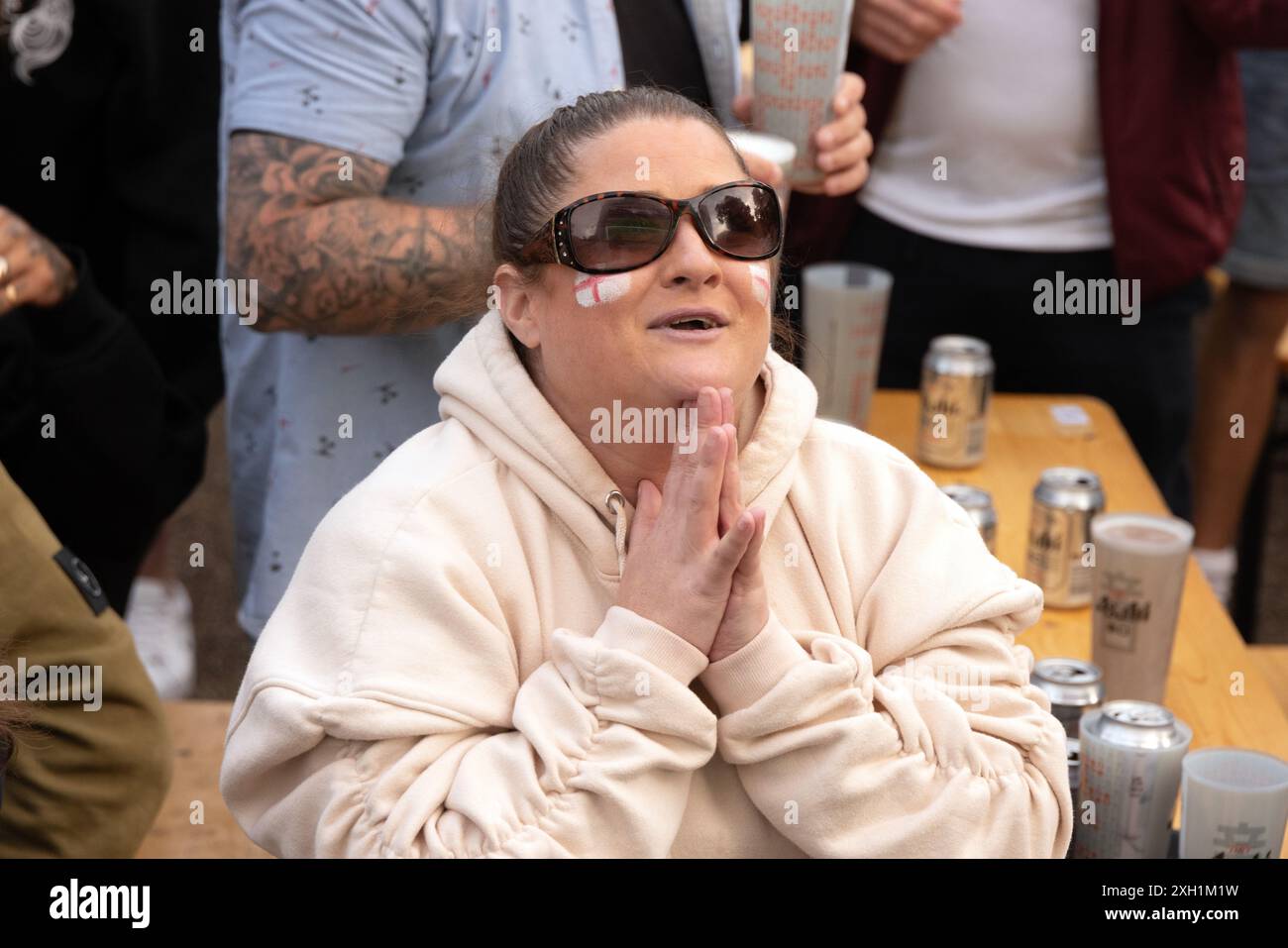 Cty of Brighton & Hove, East Sussex, Großbritannien. England Fußballfans treffen sich beim Big Screen Fan Zone Event, 4theFans, Brighton für das England gegen Niederlande Euro 24 Spiel. Juli 2024 . David Smith/Alamy Stockfoto