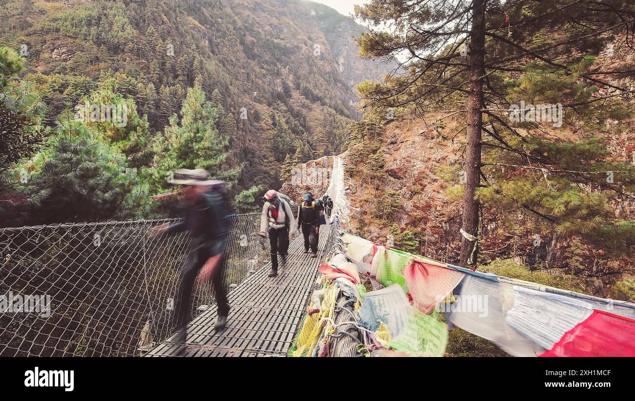 Trekker aus nächster Nähe gehen über den Pass und überqueren die berühmte Hillary Hängebrücke auf dem Weg zum Everest Basislager. EBC-Wanderung. Beliebte anspruchsvolle Wanderung Hima Stockfoto