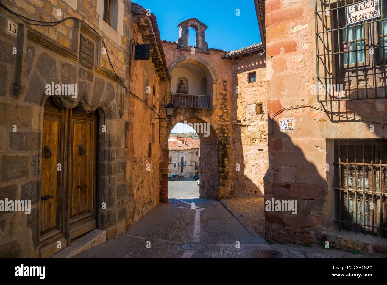 Straße und Portal Mayor. Sigüenza, Provinz Guadalajara, Castilla La Mancha, Spanien. Stockfoto