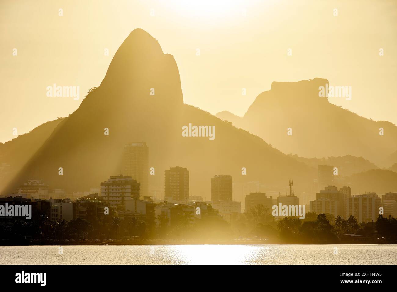 Sonnenuntergang in der Lagune von Rodrigo de Freitas in Rio de Janeiro mit dem Gavea-Stein und dem Hügel der zwei Brüder Stockfoto