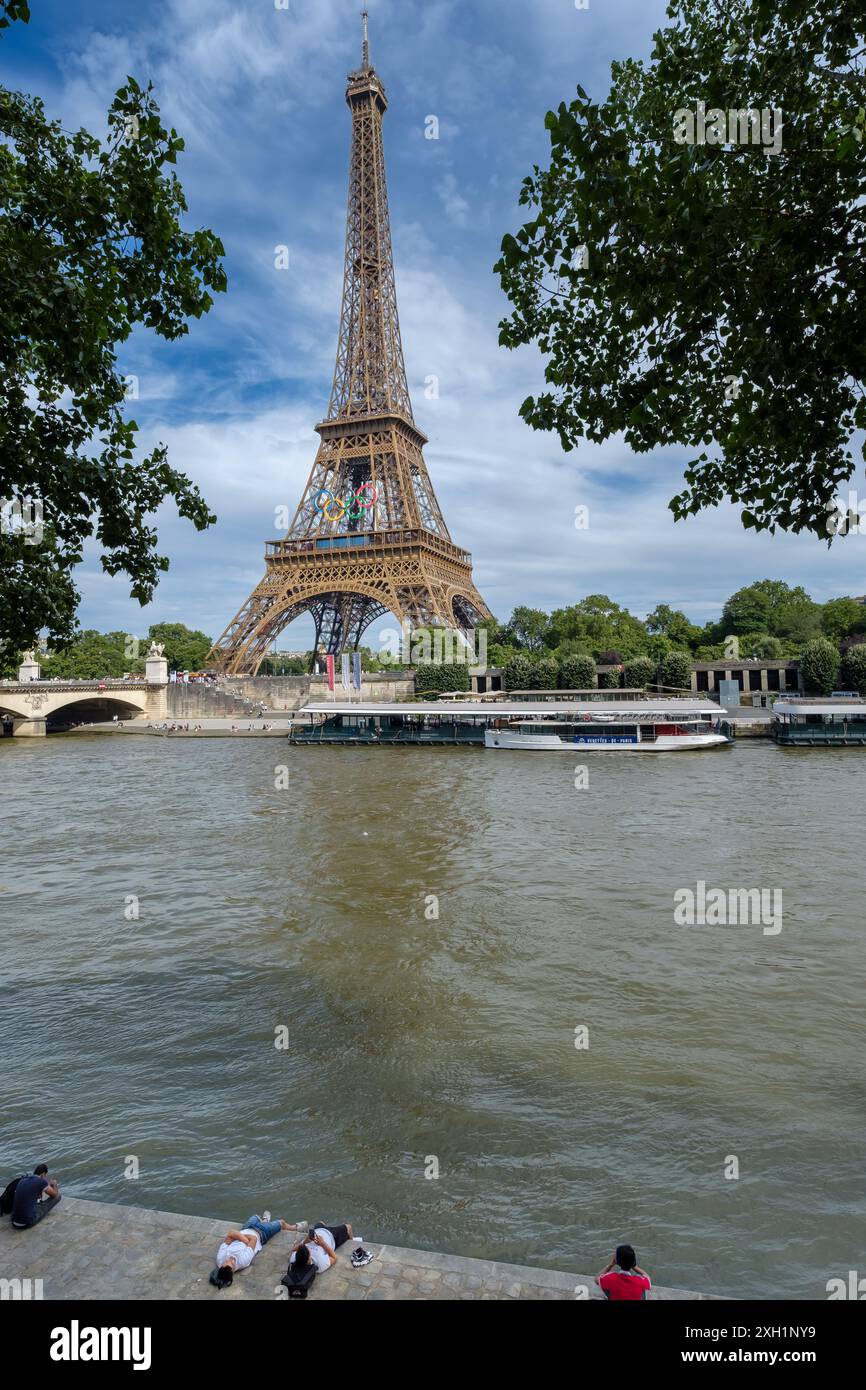 Paris, Frankreich - 5. Juli 2024 : Panoramablick auf den majestätischen Eiffelturm mit den Olympischen Ringen in Paris Frankreich Stockfoto