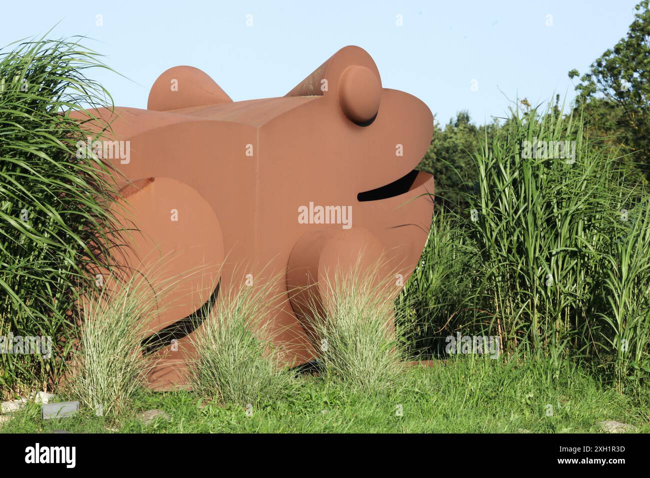 Guereins, Frankreich - 17. Juli 2021: Statue eines Frosches, Symbol der Gegend von La Dombes an einem Kreisverkehr in Guereins, Frankreich Stockfoto