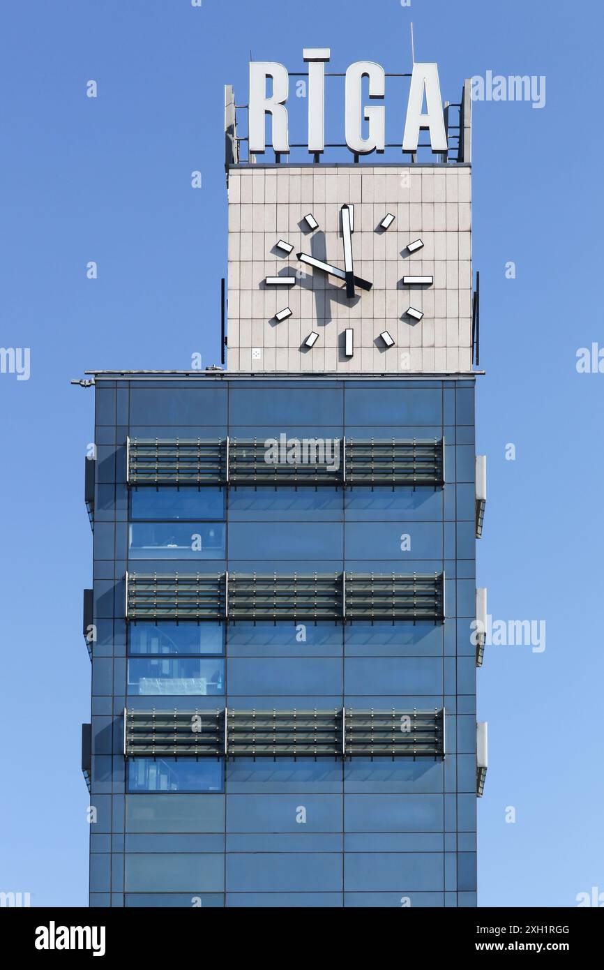 Riga Hauptbahnhof Uhrenturm in Lettland Stockfoto