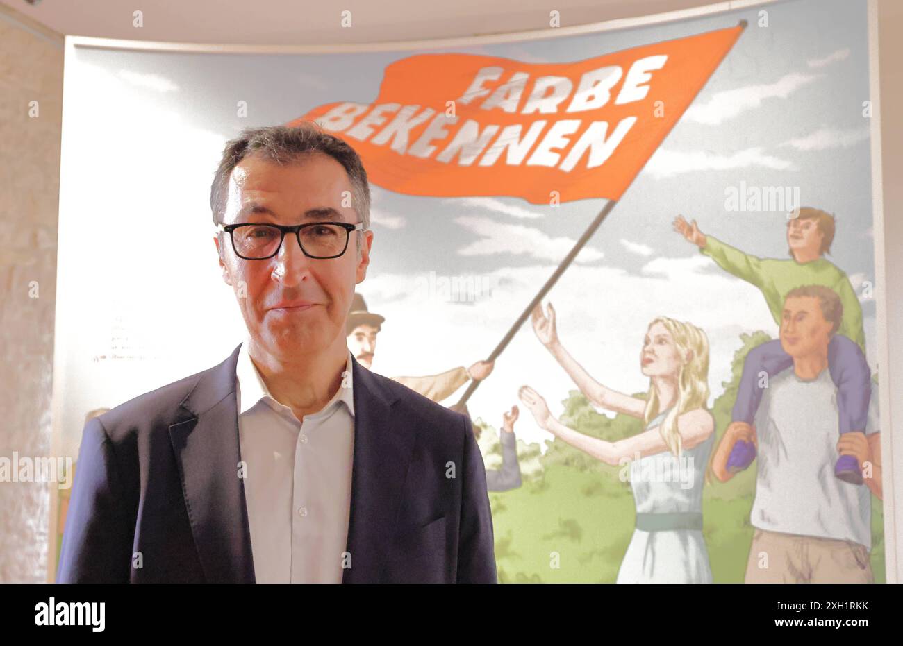 CEM Oezdemir und die Demokratiewiege Deutschlands 11.07.2024, Deutschland, Hauenstein, Rheinland Pfalz, Bundeslandwirtschaftsminister Cem Oezdemir im Hambacher Schloss, einer Wiege der Demokratie. Oezdemir, der gebuertig in Deutschland ist, konnte voller Stolz einiges aktuell beitragen für die Gaeste zum Thema: Warum ist Cem Oezdemir so Vaterlandsverbunden erste Deutsche Fahne beim Hambacher fest Schwarz/Rot/Gold/ Austellungsraeume Neustadt an der Weinstraße Rheinland Pfalz *** Cem Oezdemir and Germanys Wiege of Democracy 11 07 2024, Germany, Hauenstein, Rheinland-Pfalz, Federal M Stockfoto