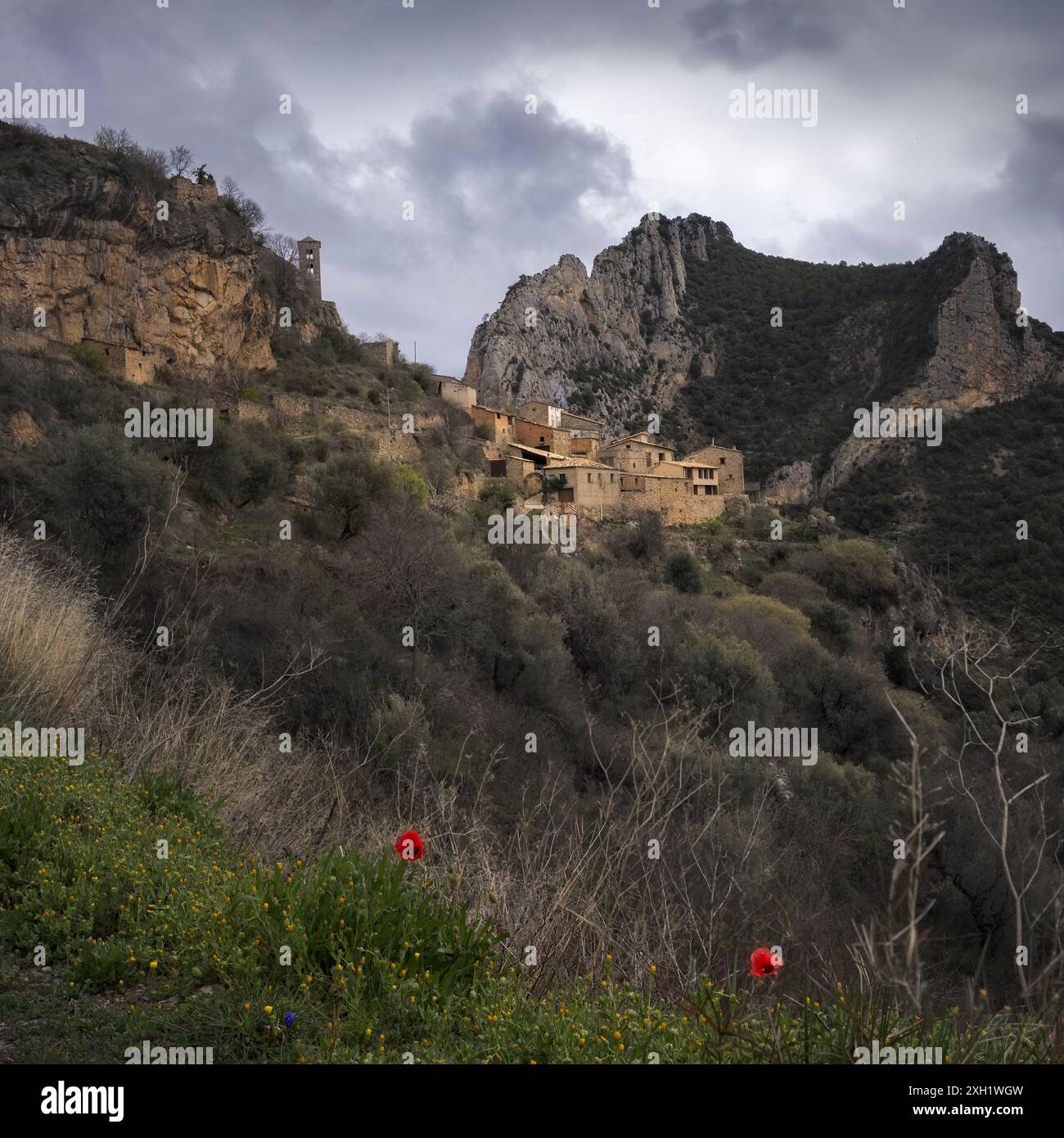 Charmantes Abella de la Conca, eingebettet in majestätische Berge, Lleida, Katalonien Stockfoto