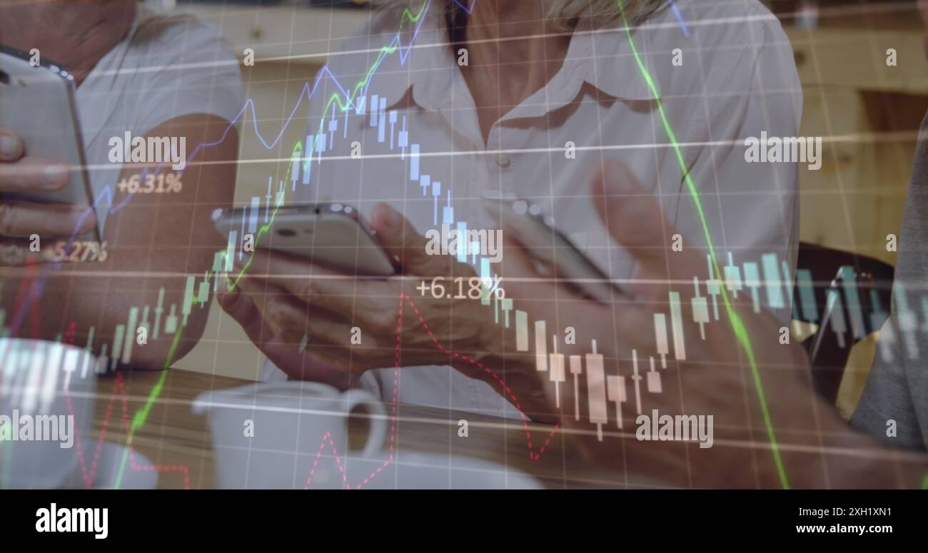 Bild der Aktienmarktanzeige mit grünen, rosa und blauen Börsenkursen und Graphen, der Kurs geht an der Börse auf schwarzem Hintergrund auf und ab Stockfoto