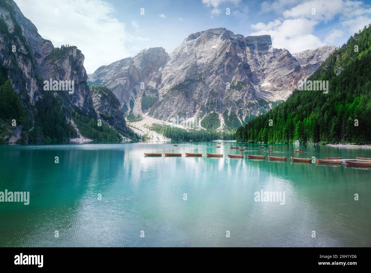 Boote in Prags oder Prags See oder Pragser Wildsee und Dolomiten. Südtirol, Italien, Europa. Stockfoto