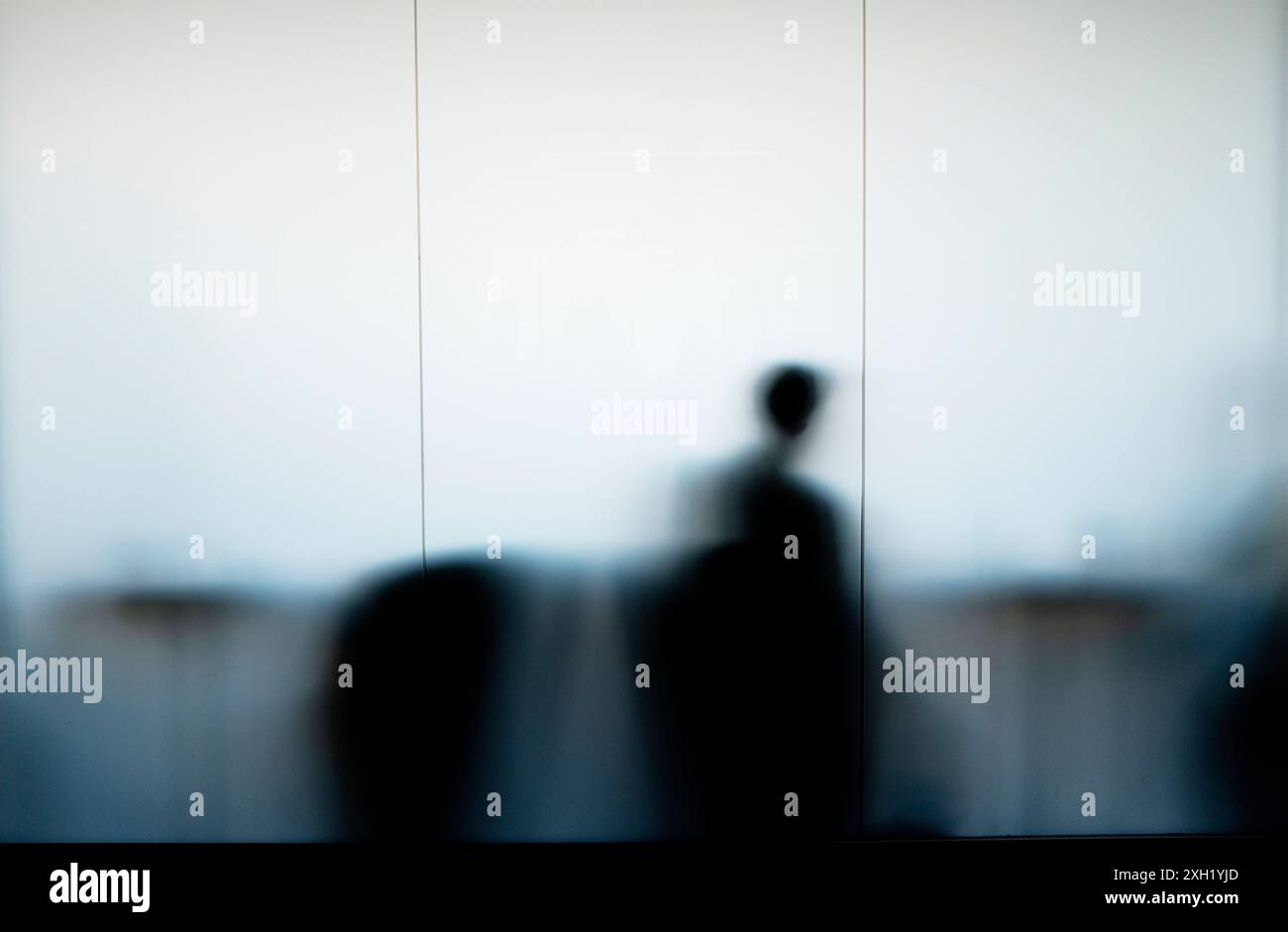 Tate Modern London England Juni 2024 Figuren im Member Restaurant, durch mattiertes Glas gesehen Stockfoto Tate Modern London England Juni 2024 Figuren im Member Restaurant, durch mattiertes Glas gesehen Stockfoto