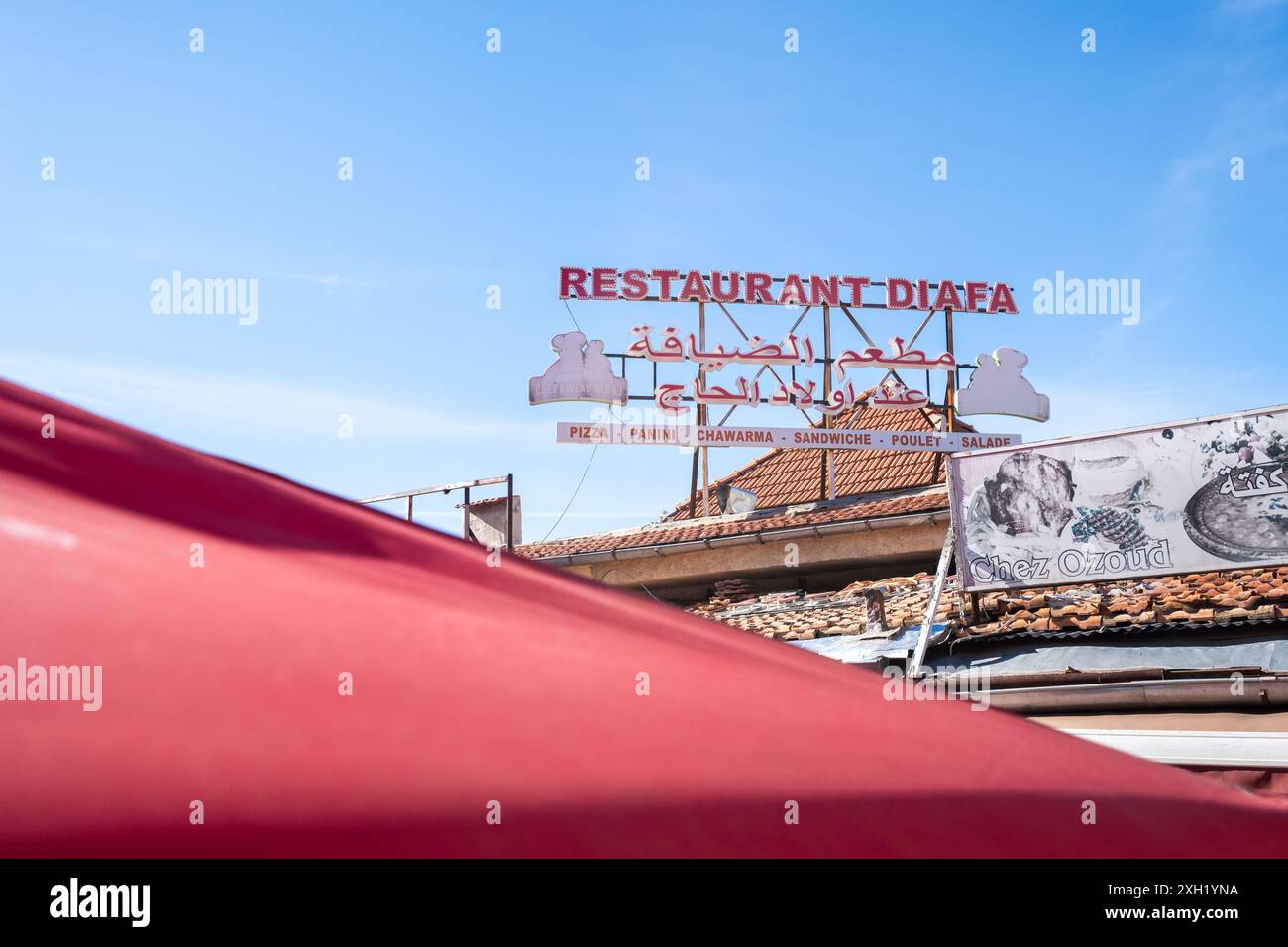 Detail des Werbeschildes eines Restaurants am Straßenrand in der Nähe der Stadt Ifrane in der Region Mittlerer Atlas in Marokko Stockfoto