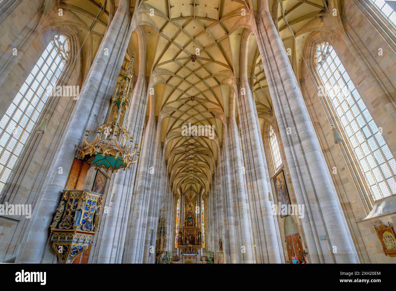 Mittelschiff in der Georgskirche in Dinkelsbühl. Deutschland. Die Altstadt stammt aus dem 14. Jahrhundert und ist heute ein denkmalgeschütztes Baudenkmal. Stockfoto