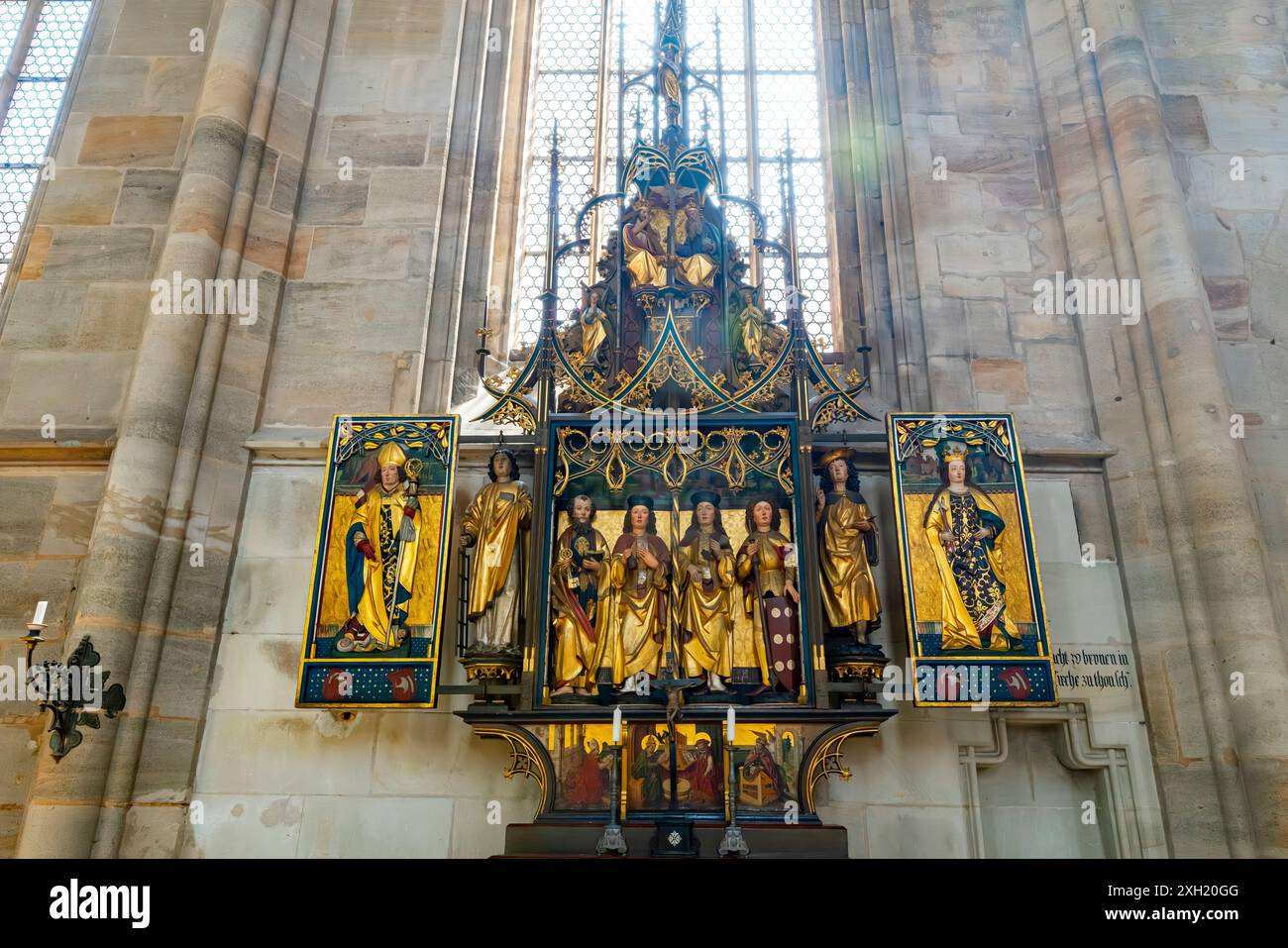 Seitenaltar in der Georgskirche in Dinkelsbühl. Deutschland. Die Altstadt stammt aus dem 14. Jahrhundert und ist heute ein denkmalgeschütztes Baudenkmal. Stockfoto
