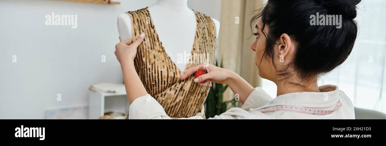 Junge Frau in lässiger Kleidung Upcycling Kleidung auf Schaufensterpuppe, Öko-Konzept. Stockfoto
