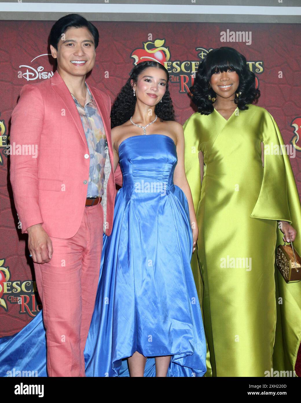 Juli 10, 2024, Burbank, CA, USA: LOS ANGELES - JUL 10: Paolo MontalbaÌn, Malia Baker, Brandy at the Descendants: The Rise of Red World Premiere in den Walt Disney Studios am 10. Juli 2024 in Burbank, CA (Credit Image: © Kay Blake/ZUMA Press Wire) NUR REDAKTIONELLE VERWENDUNG! Nicht für kommerzielle ZWECKE! Stockfoto