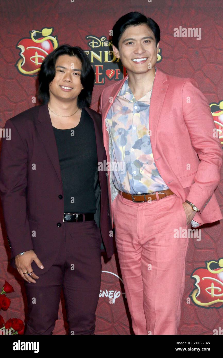 Juli 10, 2024, Burbank, CA, USA: LOS ANGELES - JUL 10: Tristan Padil, Paolo Montalban at the Descendants: The Rise of Red World Premiere in den Walt Disney Studios am 10. Juli 2024 in Burbank, CA (Credit Image: © Kay Blake/ZUMA Press Wire) NUR REDAKTIONELLE VERWENDUNG! Nicht für kommerzielle ZWECKE! Stockfoto