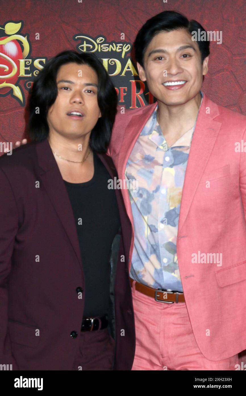 LOS ANGELES - JUL 10: Tristan Padil, Paolo Montalban at the Descendants: The Rise of Red World Premiere in den Walt Disney Studios am 10. Juli 2024 i Stockfoto