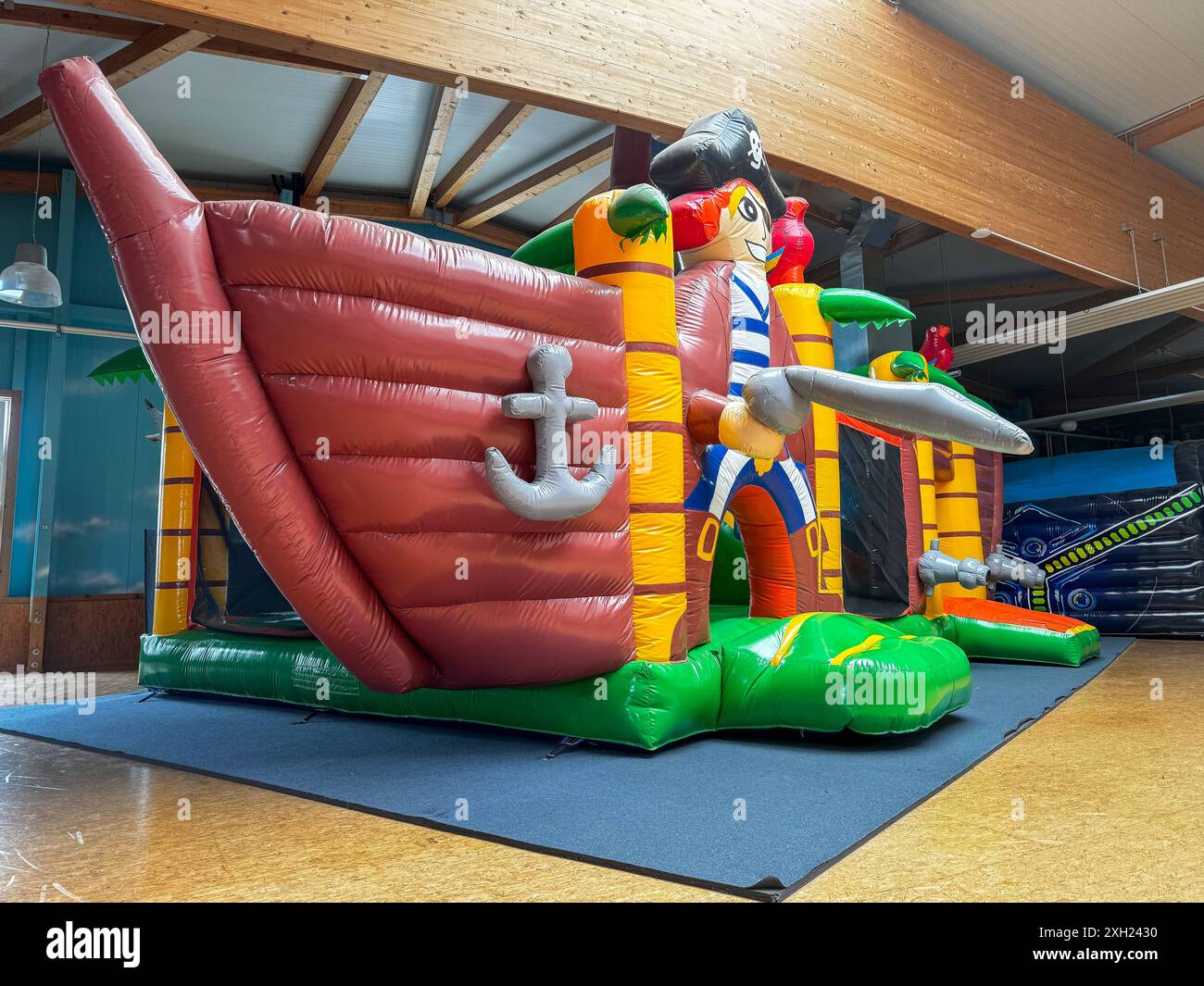 PiratenSchiffHüpfburg, IndoorSpielplatz, KinderUnterhaltung, Hüpfburg, PiratenThema, Abenteuerspiel, AufblasbarerSpaß, PartyVerleih, Kinderaktivitäten, FamilienUnterhaltung, KinderGeburtstag, AbenteuerInsel, IndoorSpaßPark, AufblasbaresPiratenschiff, EventVerleih, Spielcenter, PiratenSpielplatz, HüpfHaus, PiratenAbenteuer, Kinderparty, VergnügungsCenter, SoftPlay, IndoorVergnügen, KleinkindSpiel, AufblasbareSpiele, Piratenparty, FamilienSpaßCenter, AufblasbareVerleih, IndoorAktivität, KinderErholung, HüpfBurgVerleih, AufblasbarerPark, PiratenLand, KinderAbenteuer, IndoorSpielausrüstung, EventU Stockfoto
