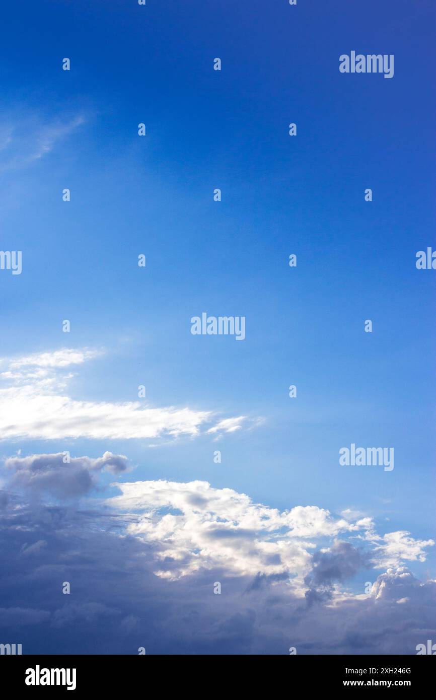 Bewölkter Himmel. Hintergrund der Wettervorhersage bei sonnigem Wetter Stockfoto