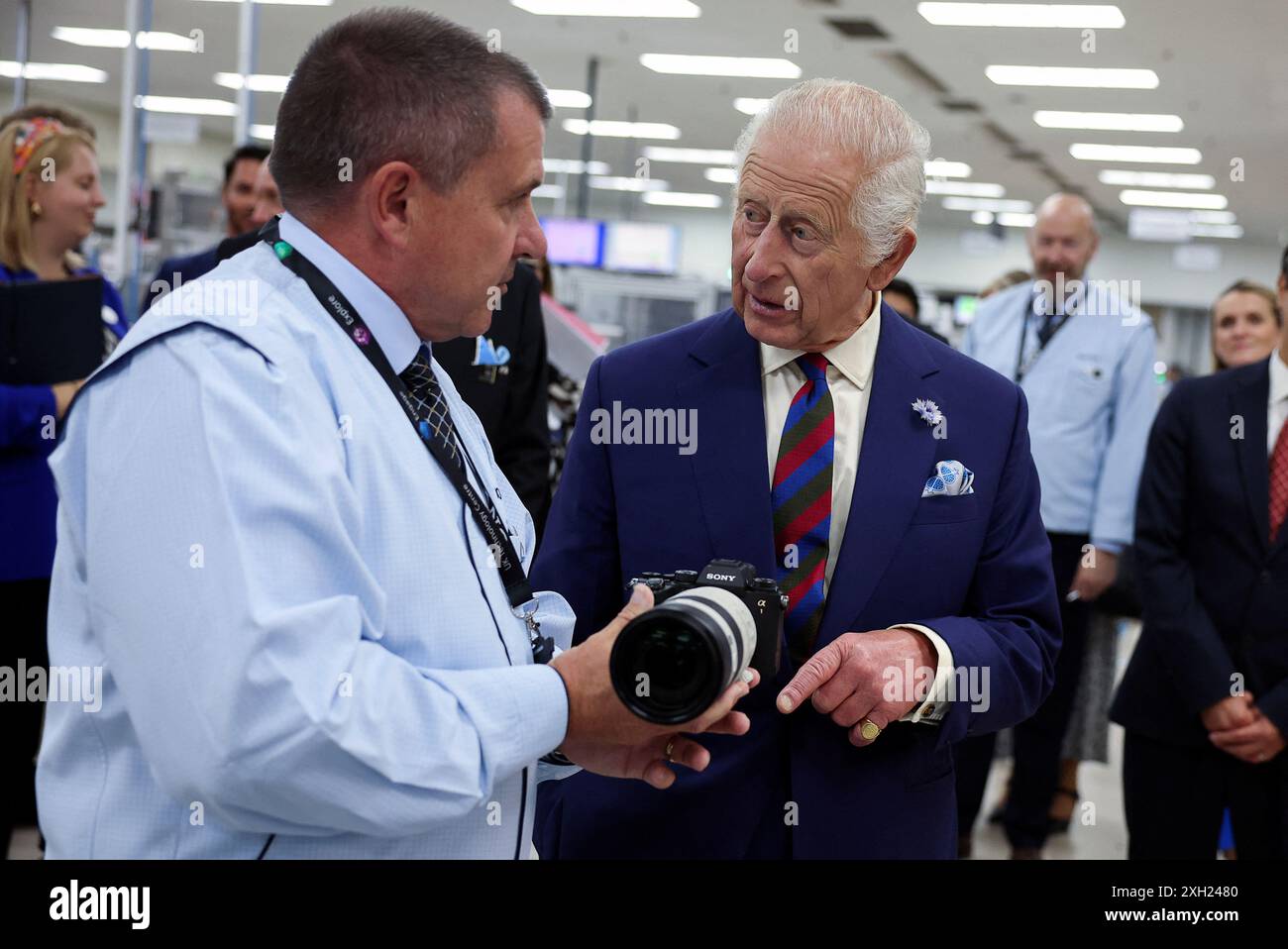 König Charles III. Betrachtet eine Standbildkamera von Sony während eines Besuchs im Sony UK Technology Centre im Pencoed Technology Park, Bridgend, anlässlich seines 50-jährigen Bestehens. Rund 600 Mitarbeiter arbeiten auf dem Campus und konzentrieren sich auf Bereiche wie Konstruktion für Montage, Advanced Manufacturing sowie Forschung und Entwicklung. Bilddatum: Donnerstag, 11. Juli 2024. Stockfoto