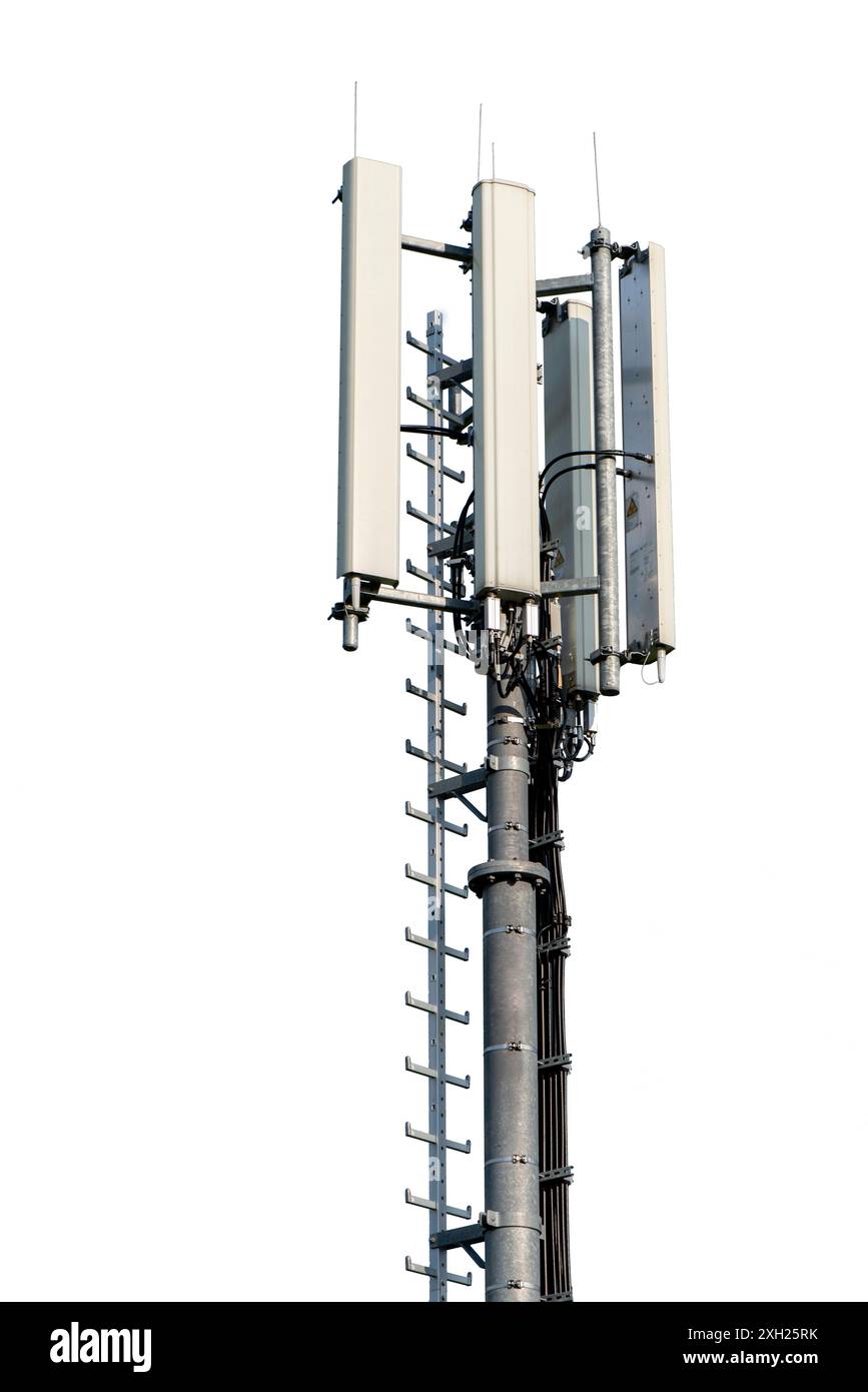 Mobilfunkmast ein Mobilfunkmast mit Sendeanlage isoliert über weißem Hintergrund *** Mobilfunkmast Ein Mobilfunkmast mit Sender isoliert o Stockfoto