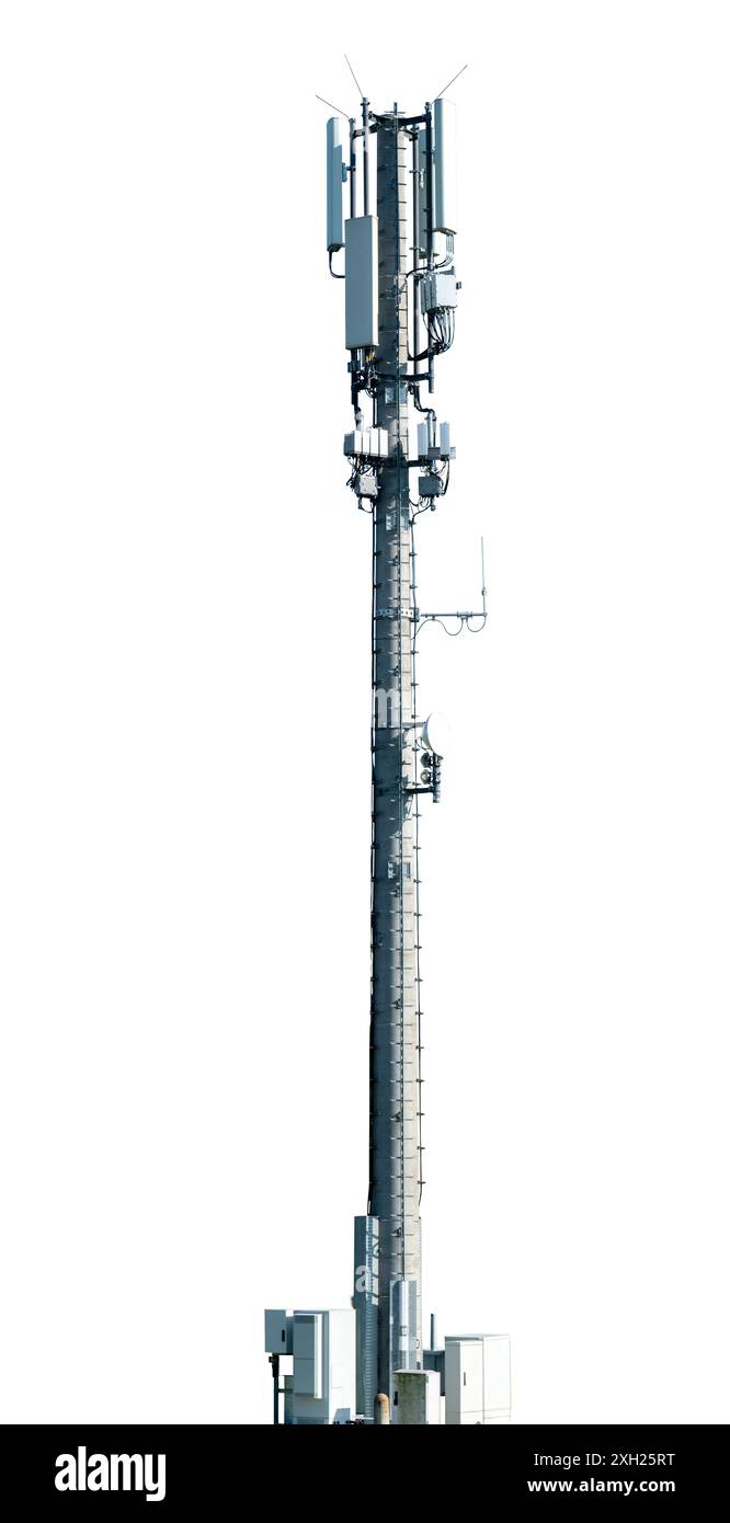 Mobilfunkmast ein Mobilfunkmast mit Sendeanlage isoliert über weißem Hintergrund *** Mobilfunkmast Ein Mobilfunkmast mit Sender isoliert o Stockfoto