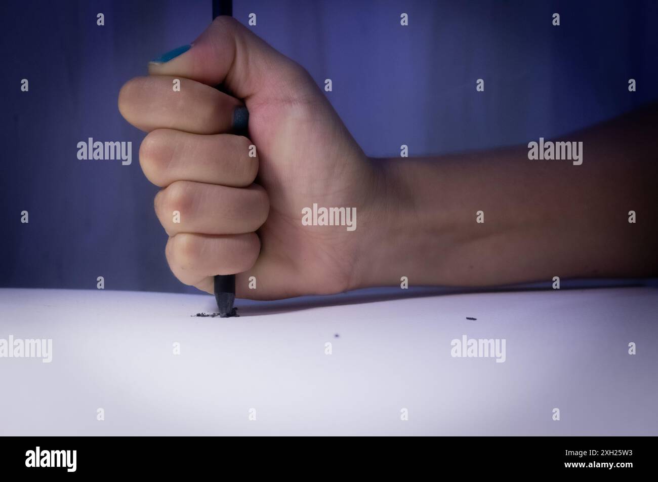 Hand mit einem farbigen Bleistift Stockfoto