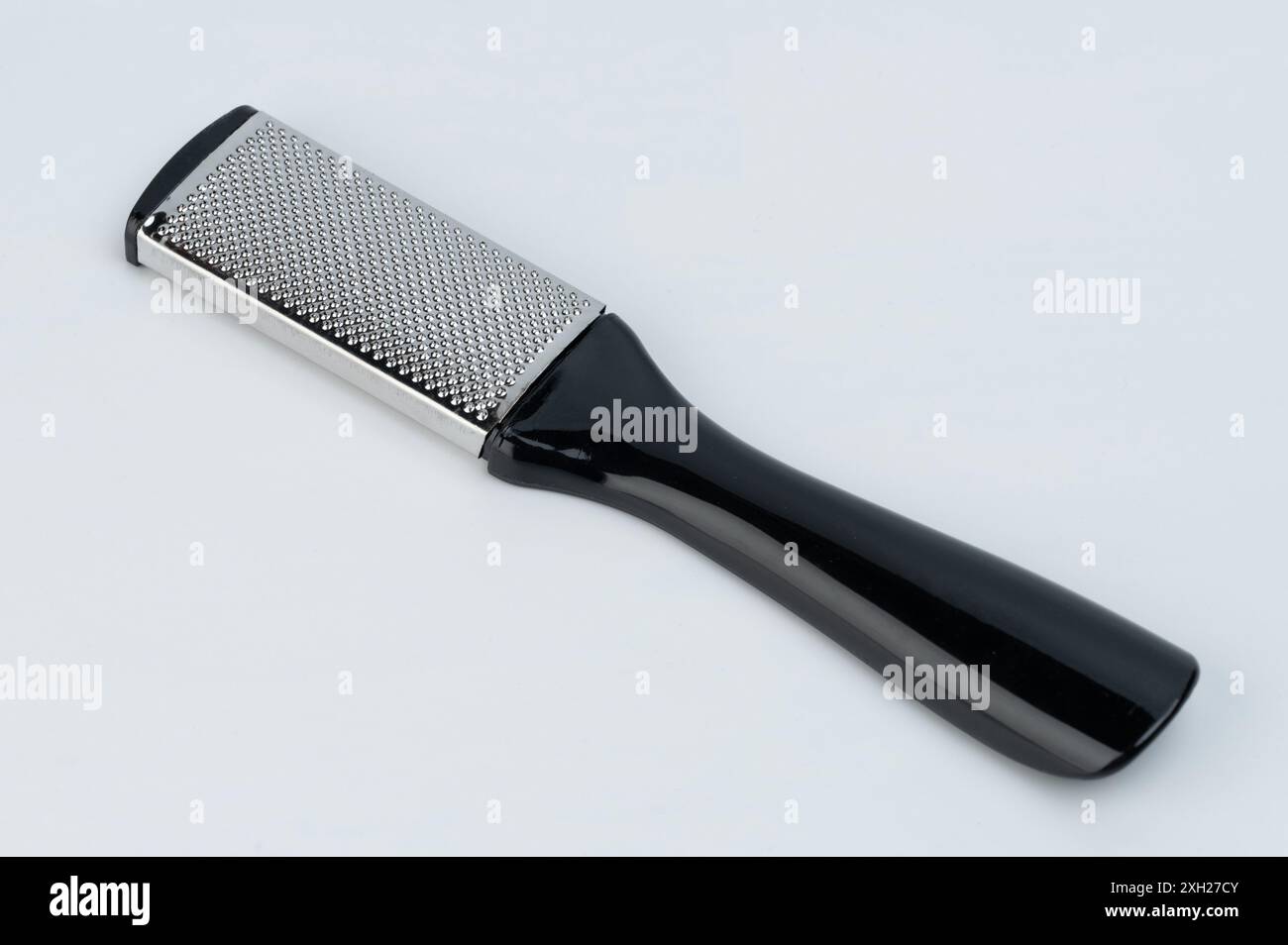 Scheuerbürste für Werkzeugfuß mit schwarzem Griff, Nahansicht isoliert Stockfoto
