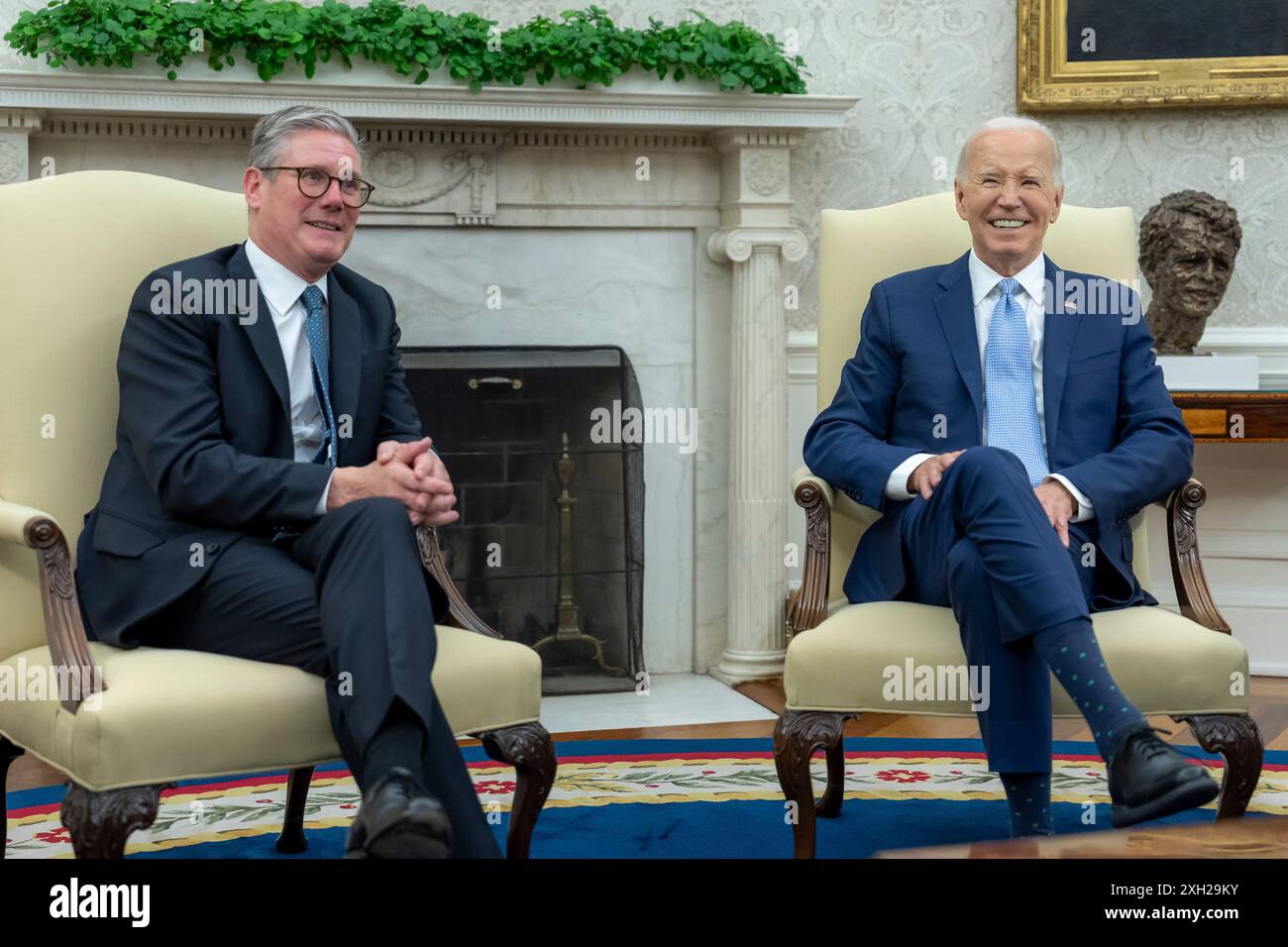 Washington, Usa. Juli 2024. U. Präsident Joe Biden, rechts, vor Beginn eines bilateralen Treffens mit dem britischen Premierminister Keir Starmer, links, am Rande des 75. Jahrestages des NATO-Gipfels im Oval Office des Weißen Hauses, 10. Juli 2024 in Washington, DC Credit: Adam Schultz/White House Photo/Alamy Live News Stockfoto