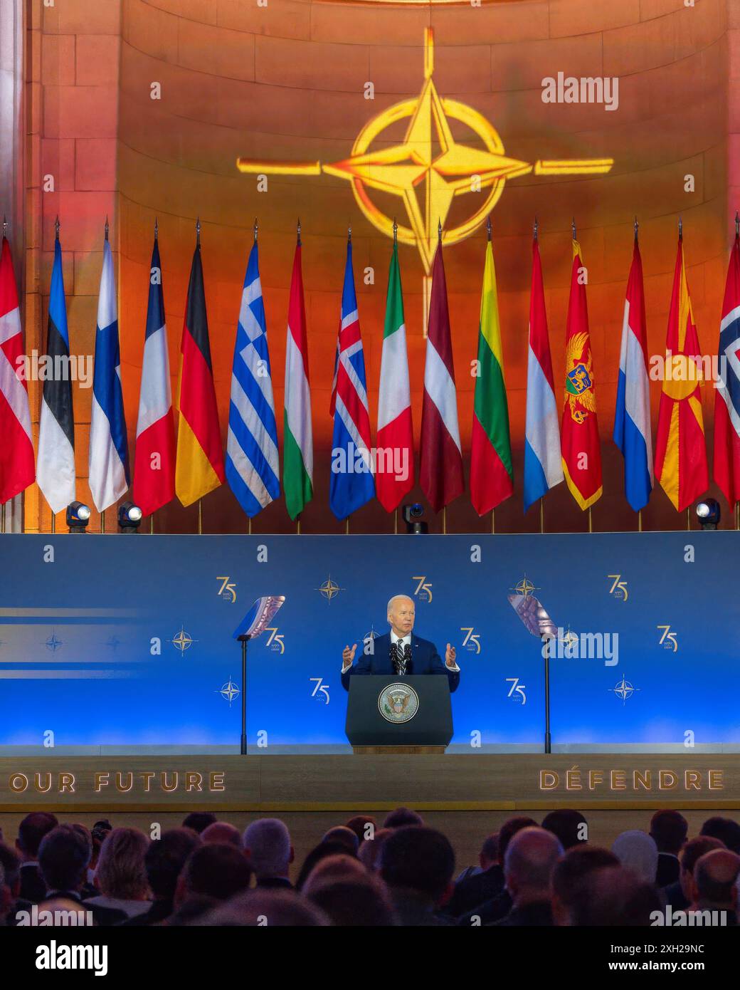 Washington, Usa. Juli 2024. U. US-Präsident Joe Biden hält während der Eröffnungszeremonie zum 75. Jahrestag des NATO-Gipfels im Andrew W. Mellon Auditorium am 9. Juli 2024 in Washington, DC Credit: Adam Schultz/White House Photo/Alamy Live News Stockfoto