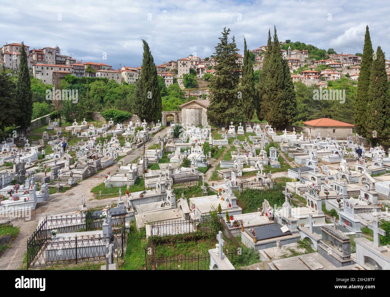 Friedhof unterhalb des Dorfes Dimitsana in der Region Arcadia oder Gortynia auf dem Peloponnes von Griechenland. Stockfoto