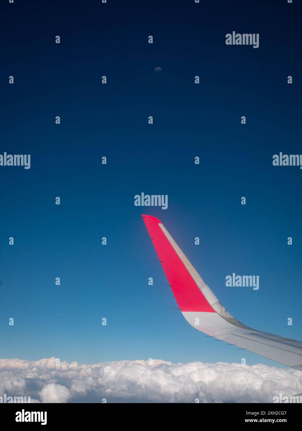 Lima, Peru - 27. Juli 2023: Flugzeugflügel während des Fluges mit blauem Himmel und kleiner weißer Wolke Stockfoto