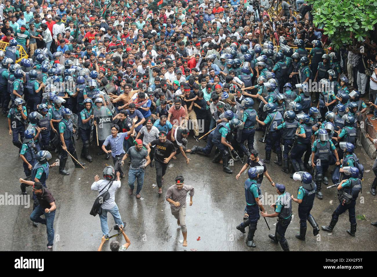 Studenten protestieren gegen das Quotensystem für Regierungsjobs in Dhaka Studenten schuften mit der Polizei, während sie am 11. Juli 2024 ein leistungsorientiertes System für Beamtenjobs in Dhaka fordern. Die Polizei von Bangladesch feuerte am 11. Juli Tränengas und Gummigeschosse ab, um Demonstranten von Universitätsstudenten zu zerstreuen, die die Abschaffung von Quoten forderten, die sie angeblich zur Unterstützung von regierungsfreundlichen Jobkandidaten manipuliert hätten. Dhaka Dhaka Bezirk Bangladesch Copyright: XHabiburxRahmanx Stockfoto