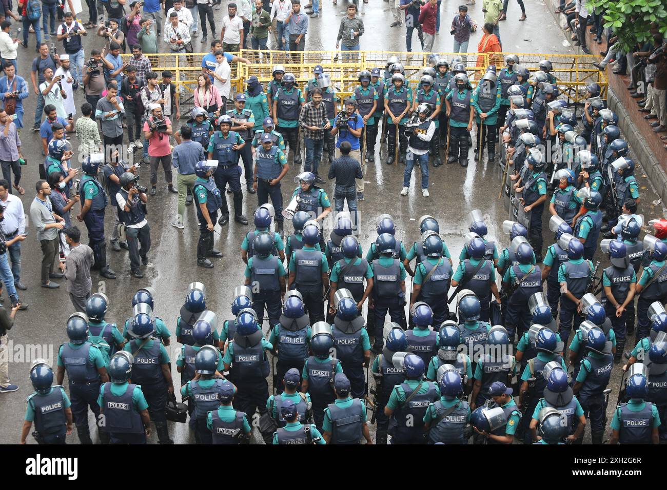 Dhaka, Wari, Bangladesch. Juli 2024. Während eines Protestes gegen die Forderung nach einem leistungsorientierten System für Beamtenjobs in Dhaka am 11. Juli 2024 streiten Studenten mit der Polizei. Die Polizei von Bangladesch feuerte am 11. Juli Tränengas und Gummigeschosse ab, um Demonstranten von Universitätsstudenten zu zerstreuen, die die Abschaffung von Quoten forderten, die sie angeblich zur Unterstützung von regierungsfreundlichen Jobkandidaten manipuliert hätten. (Kreditbild: © Habibur Rahman/ZUMA Press Wire) NUR REDAKTIONELLE VERWENDUNG! Nicht für kommerzielle ZWECKE! Stockfoto