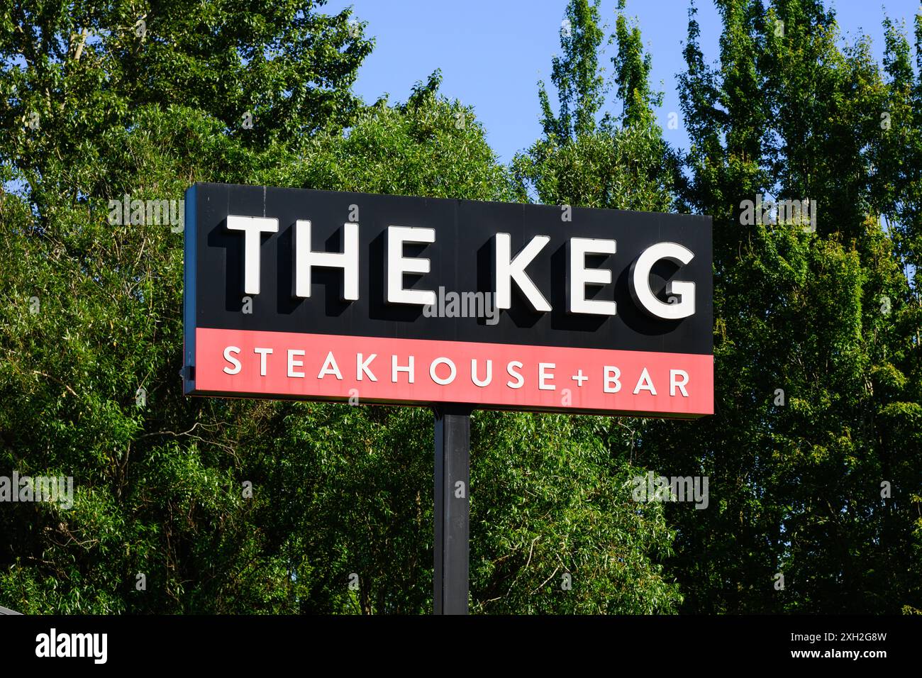 Lynnwood, WA, USA - 7. Juli 2024; Schild für das Keg Steakhouse and Bar gegen grüne Bäume Stockfoto