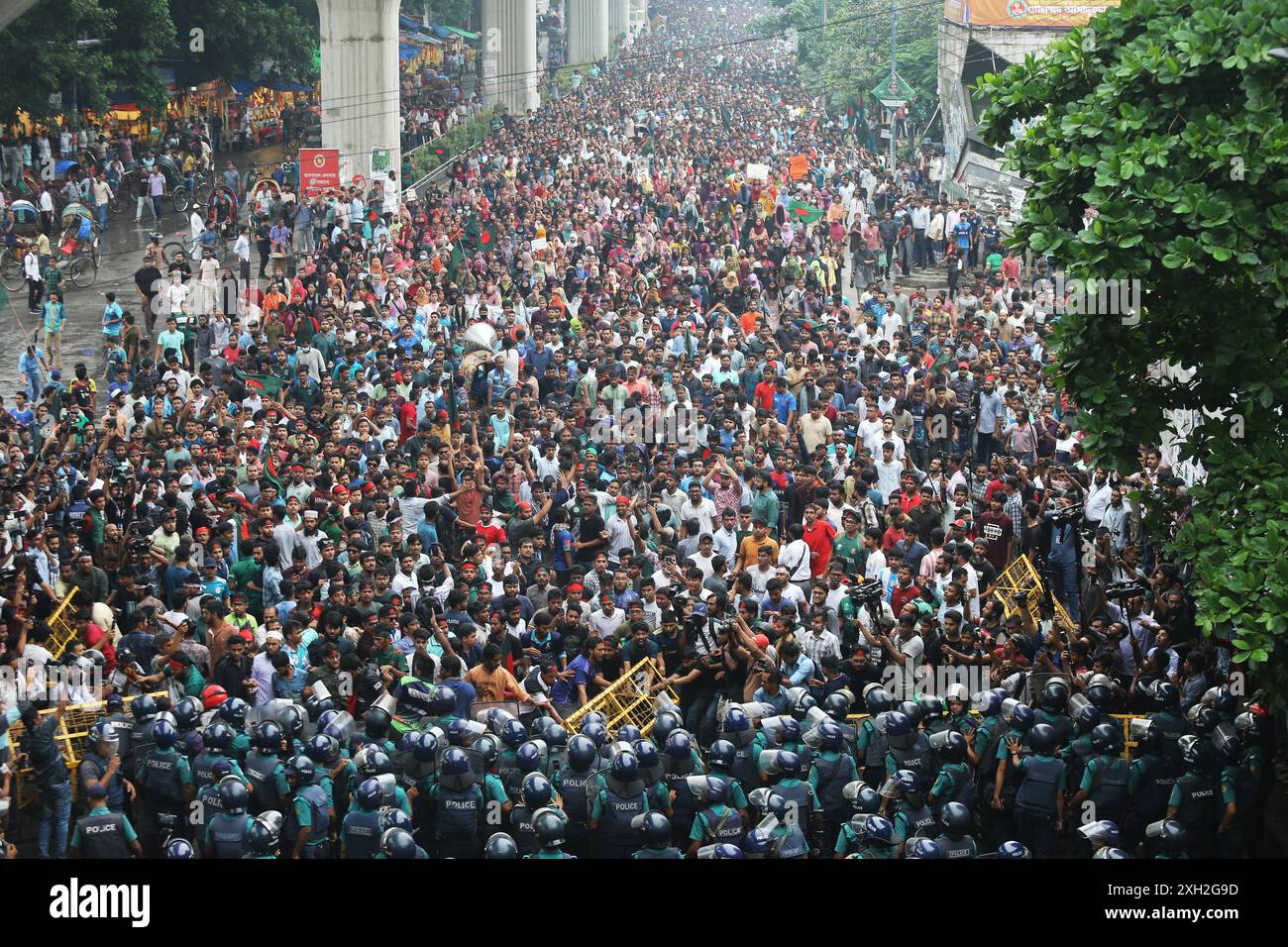 Dhaka, Wari, Bangladesch. Juli 2024. Während eines Protestes gegen die Forderung nach einem leistungsorientierten System für Beamtenjobs in Dhaka am 11. Juli 2024 streiten Studenten mit der Polizei. Die Polizei von Bangladesch feuerte am 11. Juli Tränengas und Gummigeschosse ab, um Demonstranten von Universitätsstudenten zu zerstreuen, die die Abschaffung von Quoten forderten, die sie angeblich zur Unterstützung von regierungsfreundlichen Jobkandidaten manipuliert hätten. (Kreditbild: © Habibur Rahman/ZUMA Press Wire) NUR REDAKTIONELLE VERWENDUNG! Nicht für kommerzielle ZWECKE! Stockfoto