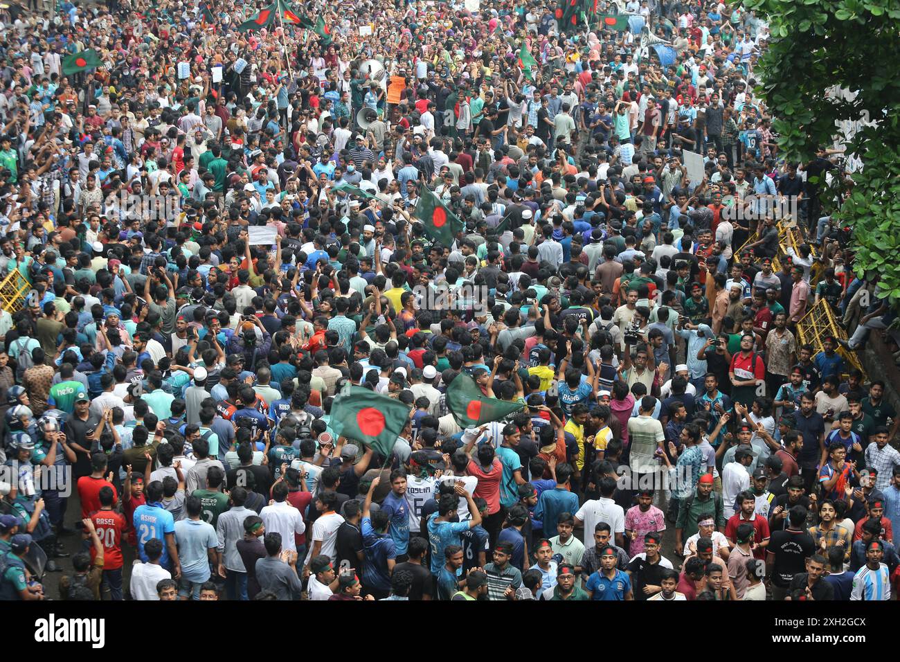 Dhaka, Wari, Bangladesch. Juli 2024. Während eines Protestes gegen die Forderung nach einem leistungsorientierten System für Beamtenjobs in Dhaka am 11. Juli 2024 streiten Studenten mit der Polizei. Die Polizei von Bangladesch feuerte am 11. Juli Tränengas und Gummigeschosse ab, um Demonstranten von Universitätsstudenten zu zerstreuen, die die Abschaffung von Quoten forderten, die sie angeblich zur Unterstützung von regierungsfreundlichen Jobkandidaten manipuliert hätten. (Kreditbild: © Habibur Rahman/ZUMA Press Wire) NUR REDAKTIONELLE VERWENDUNG! Nicht für kommerzielle ZWECKE! Stockfoto