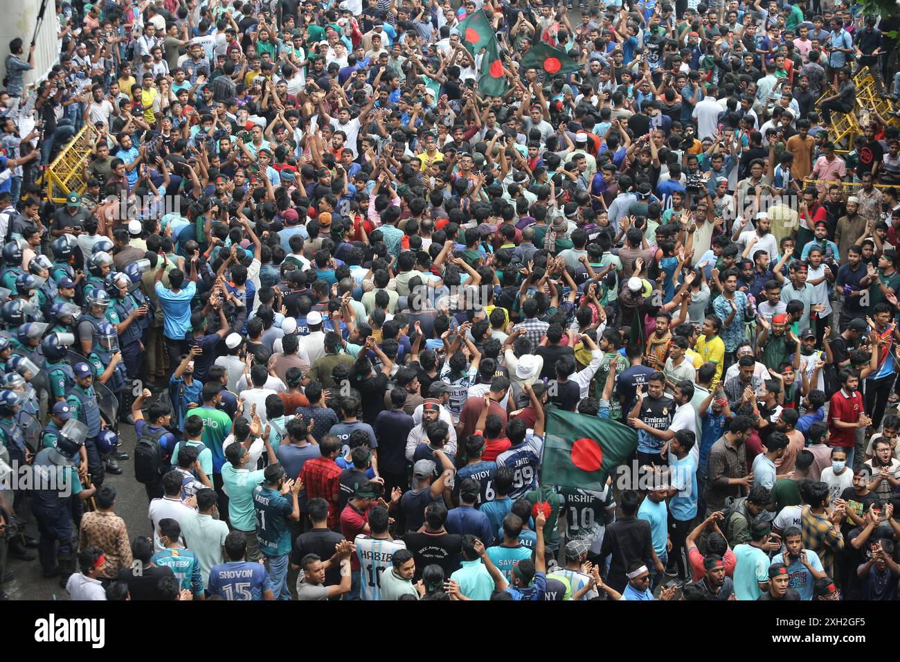 Dhaka, Wari, Bangladesch. Juli 2024. Während eines Protestes gegen die Forderung nach einem leistungsorientierten System für Beamtenjobs in Dhaka am 11. Juli 2024 streiten Studenten mit der Polizei. Die Polizei von Bangladesch feuerte am 11. Juli Tränengas und Gummigeschosse ab, um Demonstranten von Universitätsstudenten zu zerstreuen, die die Abschaffung von Quoten forderten, die sie angeblich zur Unterstützung von regierungsfreundlichen Jobkandidaten manipuliert hätten. (Kreditbild: © Habibur Rahman/ZUMA Press Wire) NUR REDAKTIONELLE VERWENDUNG! Nicht für kommerzielle ZWECKE! Stockfoto